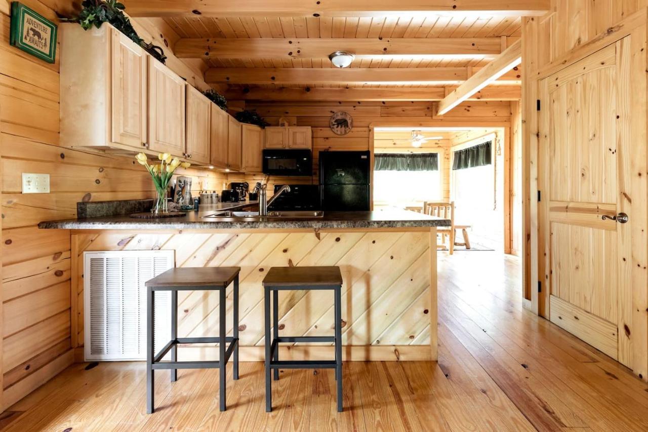 Вилла Smoky Mtn Hideaway - Cabin W/ Hot Tub & Pool Table Севьервилл Экстерьер фото